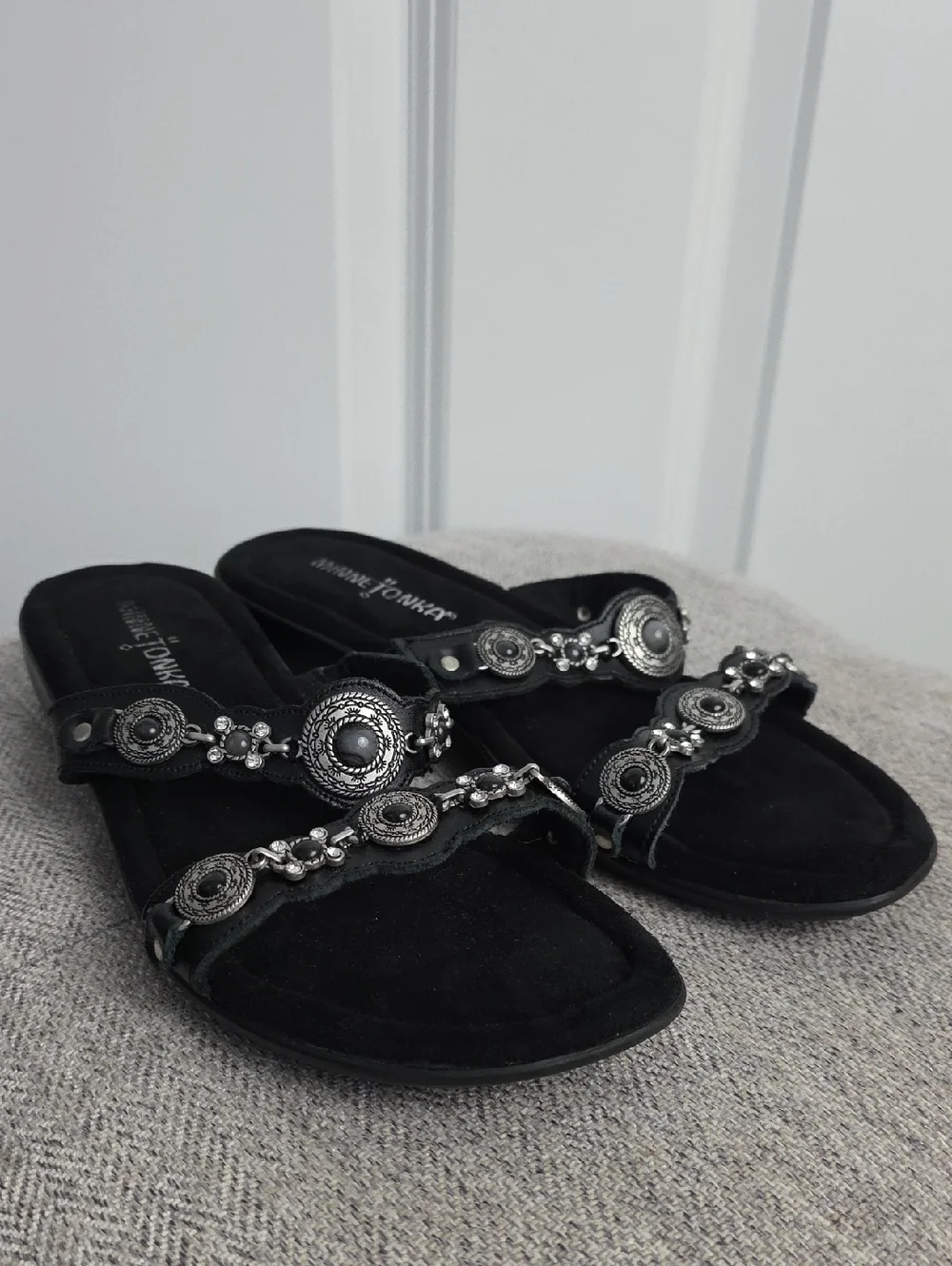 MinneTonka Boca Black Leather Silver Concho Embelished Open Toe Sandals Size 7